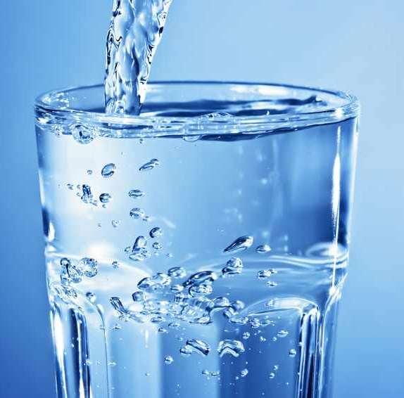 Rahmenbedingungen Anforderungen der Trinkwasserverordnung 3 Wasser muss geeignet sein, ohne Gesundheitsgefährdung getrunken oder verwendet zu werden Anzahl von Mikroorganismen oder Parasiten 4 die im