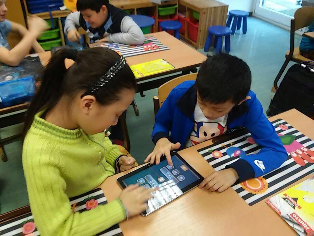 Digitales Lernen vor der Schularbeit Die 4b nutzte das Tablet im Rahmen der Schularbeitsvorbereitung mit dem Schwerpunkt Personenbeschreibung.