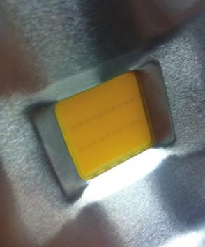 Chips besitzen mehrere Dioden unter der gelben Phosphorbeschichtung. Die Phosphorbeschichtung konvertiert das energiereichere, von der Diode abgestrahlte, blaue Licht in weißes Licht.