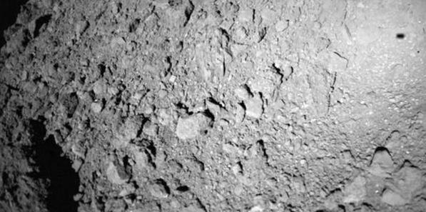 Vor wenigen Stunden klinkte sich der deutsch-französische Oberflächenerkunder aus und landete unbeschadet auf der Asteroidenoberfläche. MASCOT ist nicht größer als ein Schuhkarton.