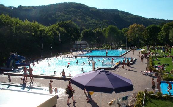 Schwimmbad Waxweiler 40 2005 2006 2007 Öffnungszeiten in Stunden 642,5 667,5 694 Differenz zum Vorjahr in % 3,89 % 3,97 %