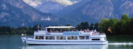 Mit einer Länge von zwölf Kilometer und einer Breite von bis zu drei Kilometer ist der vom Lech durchflossene See Deutschlands größter Stausee und Bayerns fünftgrößter See.