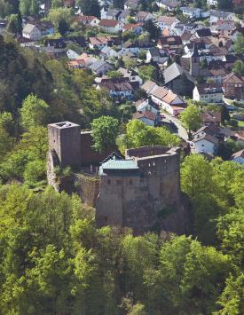 Der rekonstruierte Bergfried bietet einen fantastischen Ausblick auf die Rheinebene und den Schwarzwald. Die Burg Alt-Eberstein liegt auf einem strategisch günstigen Bergkegel.