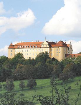 Die große, weitläufige Anlage des Schlosses ob Ellwangen bildet ein weithin sichtbares Wahrzeichen Ellwangens.