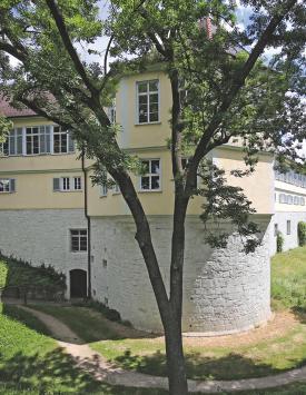 Jahrhundert nach dem Vorbild des Alten Schlosses in Stuttgart als Sitz Graf Ludwigs I. von Württemberg erbaut.