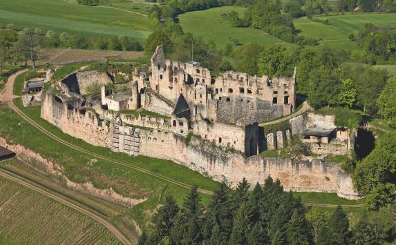 des Schwarzwalds ist eine der größten Burgruinen im Oberrheintal und bietet einmalige Einblicke in die Geschichte des Burgen- und Festungsbaus eines halben Jahrtausends.
