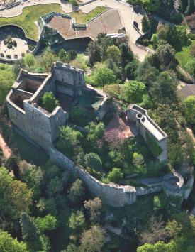 28 29 30 BURG BADENWEILER WAHRZEICHEN IN WUNDER BAREM LANDSCHAFTSPARK Die Burg Badenweiler, auch bekannt als Burg Baden, liegt auf einer malerischen Anhöhe über