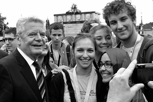 Bundespräsident Joachim Gauck nimmt sich am 3.