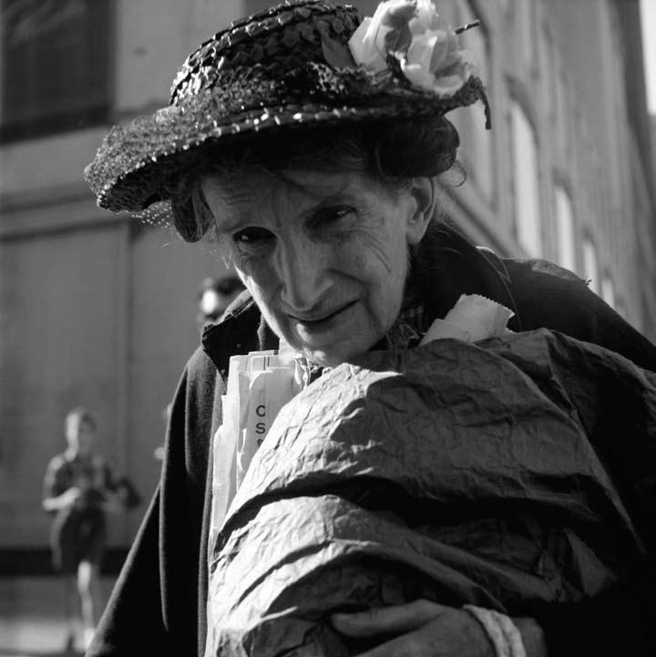 KLASSIKER VIVIAN MAIER 1957 in Chicago. Ab den 1960ern wanderten beispielsweise die großen Fleischfabriken ab, die die Stadt am Leben erhielten. Damit begann ihr langsamer Niedergang.