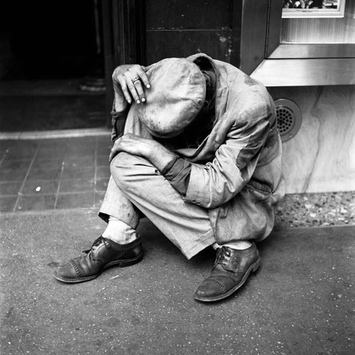 New York 1953. Unter der Regierung Eisenhower verschwand die weit verbreitete Armut, die sich während mehrerer Wirschaftskrisen ausgebreitet hatte. Doch galt das nicht für jeden.