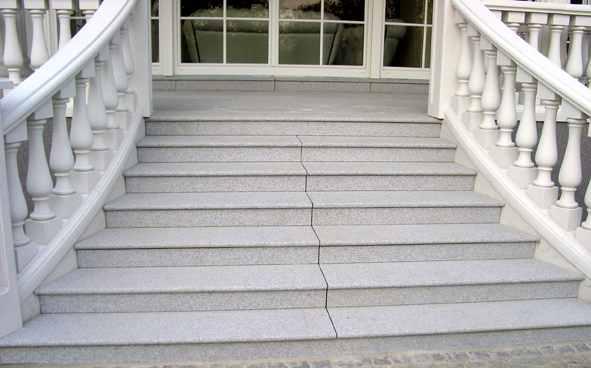 Stufenplatten - Trittstufen Trittfläche und alle Kanten sandgestrahlt, Kanten vom Strahlen gerundet; oder Trittfläche gattergesägt mit gefaster Vorderkante