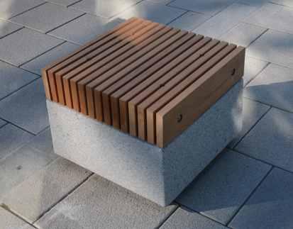 Möblierungen - Granit allseitig gesägt und sandgestrahlt, Kanten gerundet - Holzauflage aus