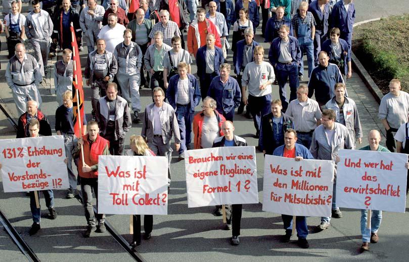 Arbeiter des DaimlerChrysler Werkes in Bremen am 15. Juli 2004. Mehr als 60.000 DaimlerChrysler- Beschäftigte protestierten an diesem Tag bundesweit gegen Sparpläne der Unternehmensleitung.