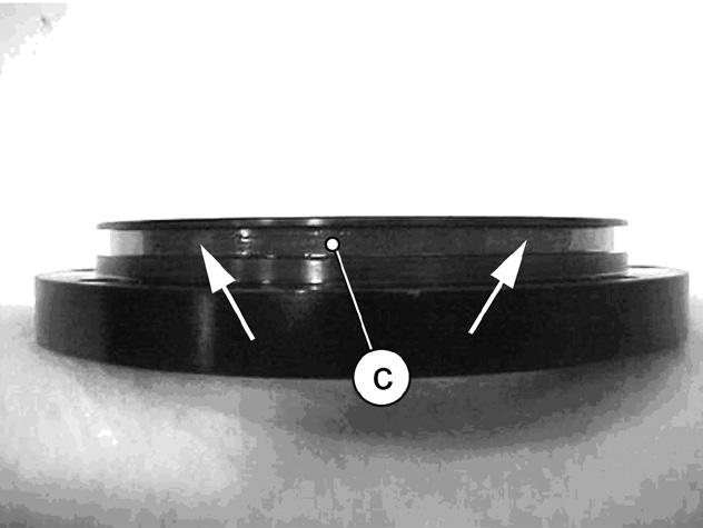 8.14.4.4 Montage der äußeren O-Ring Dichtung am Zylindergehäuse Flansch 1) Reinigen Sie den O-Ring Dichtungssitz (c).