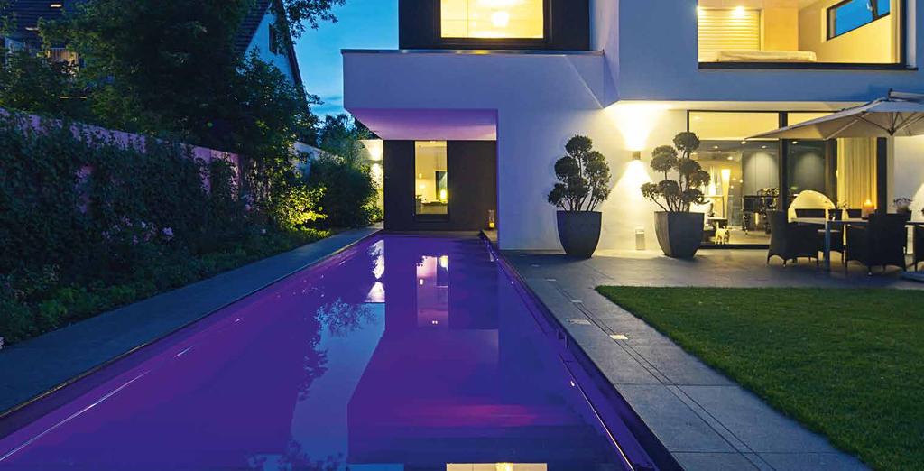 Die klaren Linien des Beckens fügen sich gekonnt in die moderne Architektur ein und machen Wohnhaus und Pool zu einer Wohlfühl-Oase der Extraklasse.