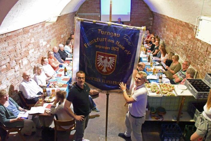 Uwe Hornung, Vorsitzender der TSG Oberrad übergab das Turngau-Banner an den sportlichen Leiter der TG Bornheim,