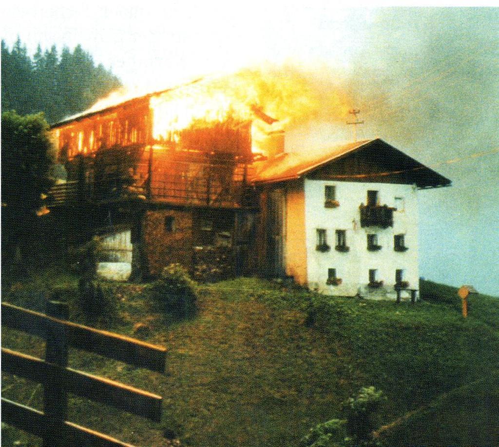 Großbrand 1991 Damals geriet durch einen Blitzschlag das Wirtschaftsgebäude der Familie Lugger