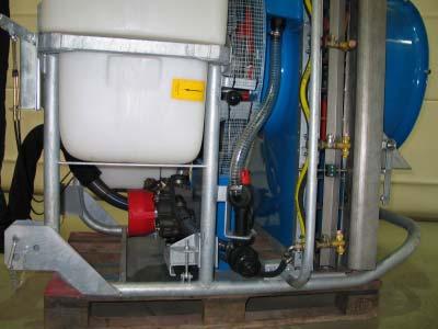 8. Flüssigkeitsleitungen Abbildung 9: Der Saugfilter und das Ventil für die Umschaltung auf den Spülwasserbehälter befinden sich an der linken Geräteseite.