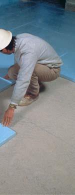 Die homogene und geschlossene Zellstruktur der XPS-Platte bietet einen guten Halt für die Befestigungsclips zur Aufnahme von Fußbodenheizungen.