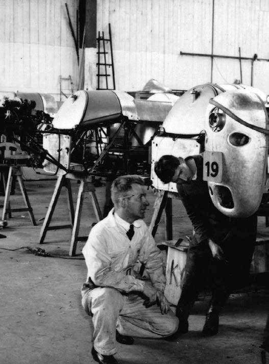 Kurierflugzeuge und Hubschrauber Im Oktober 1934 gründete Carl Clemens Bücker in Johannisthal die Bücker-Flugzeugbau GmbH, die sich bald zu einem der größten Hersteller von Sportflugzeugen entwickeln