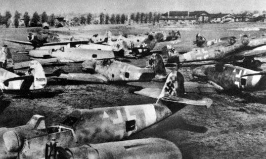 64 65 Adlershof als Know-how-Drehscheibe 1945-1948 Die Deutsche Versuchsanstalt für Luftfahrt DVL wurde von der sowjetischen Siegermacht als ein besonderes wichtiges und interessantes Objekt sofort