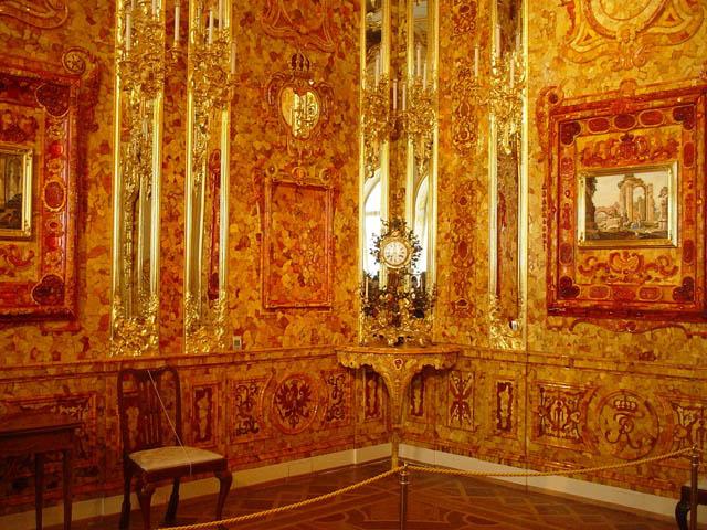 Zarin Elisabeth beauftragte Rastrelli das Bernsteinzimmer von 50 auf 100 m2 zu erweitern, mit Gold zu ergänzen und im Katharinenpalast zu installieren.