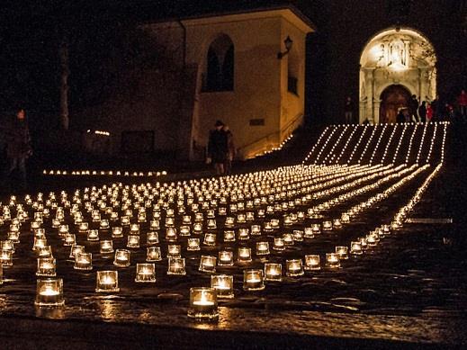 03 Samstag 16.12.2017 14.00 18.00 h Eine Million Sterne Treffpunkt: Treppe vor der Hofkirche Über zweitausend Kerzen setzen vor der Hofkirche ein Zeichen der Verbundenheit.