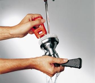 Reinigung des Leitungsanschlußteiles (Zapfkopf, Premix/Postmix-Steckkupplungen) Ähnlich, wenn gleich nicht so häufig wie beim Zapfhahn, kommt am Zapfkopf das Getränk mit Luft in Berührung.