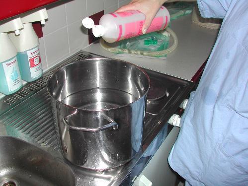 3. Spülen Sie die Beatmungsschläuche mit Wasser aus Geben Sie in einen Behälter Flüssigseife Waschen Sie die Schläuche sorgfältig aus 2 mal pro Woche 3.