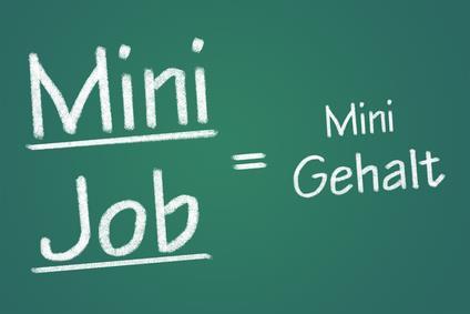 Was ist bei kurzfristiger Beschäftigung oder Minijob? Eine kurzfristige Beschäftigung ist: maximal 3 Monate oder max. 70 Tage im Jahr arbeiten Verdienst <450 /Monat: = Minijob! gar keine Abgaben.