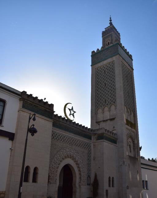 La grande mosquée de Paris Der großen Moschee einen Besuch abzustatten, lohnt sich aus drei Gründen: Zum einen beeindruckt das Gebäude durch architektonische Leistung.