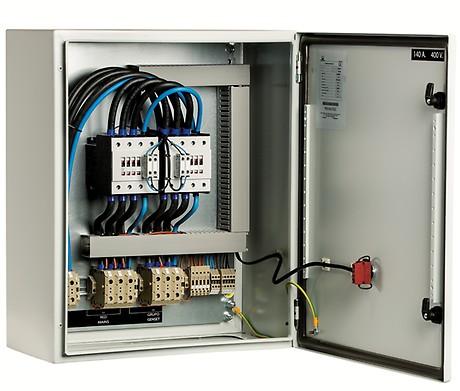 einen motorisierten Umschalter (ABB, 4-polig, ab 160 Ampere) zur Umschaltung von Netz auf Generatorbetrieb, Klemmleiste für die Steuerleitungen sowie den Anschluss für die Netzmessung und