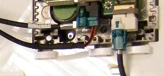 1 MMI-Display nur ein 4-poliger HSD Stecker ohne 4 zusätzliche Einzeladern oder HSD-Stecker mit seitlichem leeren 4-poligen Ansatz/Pinträger (siehe kleines Bild im nächsten Abschnitt) angesteckt ist,