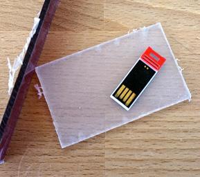 USB-Stick vorbereiten: Den alten USB-Stick vorsichtig vom Gehäuse trennen bzw.