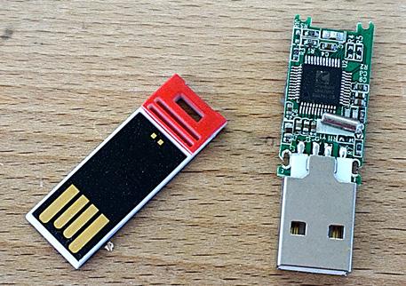 4 Als Grundmaterial verwenden wir mit Logos bedruckte USB-Sticks, die es als Werbegeschenke gibt, oder