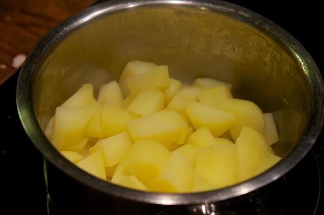 Die Sauce ist fertig, die Kartoffeln, die ich zwischendrin geschält, in Stücke geschnitten und in Salzwasser gegart habe, sind inzwischen auch weich, so kann ich sie abgießen.