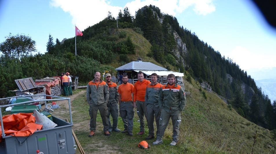 BAUSTELLE 11 - ALPNACH TRIPO- LITHÜTTE Umlegung WV Weit oberhalb des Dorfes Alpnach arbeiten sieben Zivilschützer unter anspruchsvollen Bedingungen.