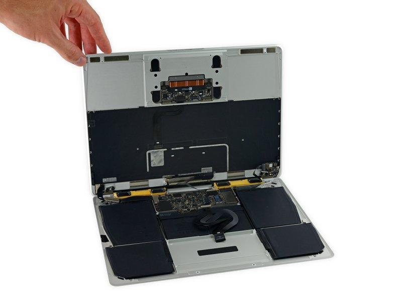 Schritt 11 Drehe das MacBook vorsichtig herum, so dass das untere Gehäuse flach aufliegt.