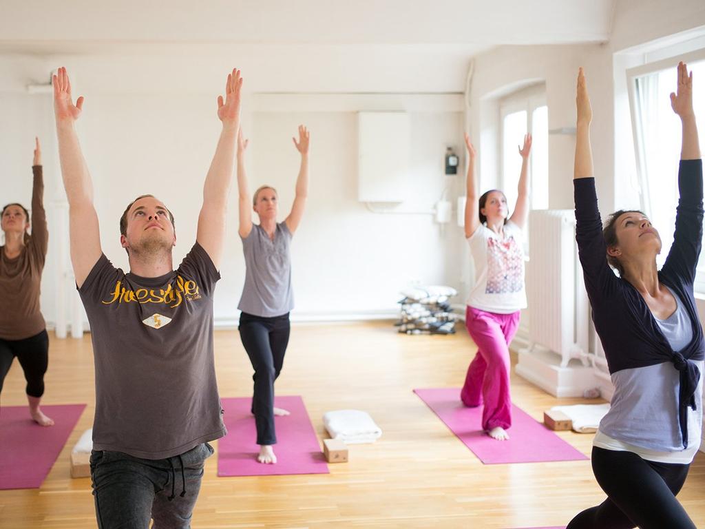 "! Bild 1 von 4 "Yoga trainiert den Körper und eben auch den Kopf. Es bringt uns körperlich ins Gleichgewicht und hilft, auch mental zur Ruhe zu kommen", so Renate Gritschke.