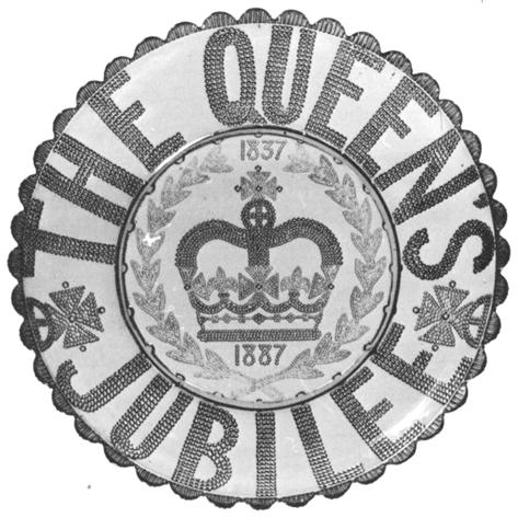 Abb. 2009-1/046 Teller, Inschrift aus Punkten THE QUEEN S JUBILEE im Fond Jahre 1837 und 1887 und Krone mit Insignien und Lorbeerzweigen braunes Pressglas, D??? inch,??? cm zum 50.