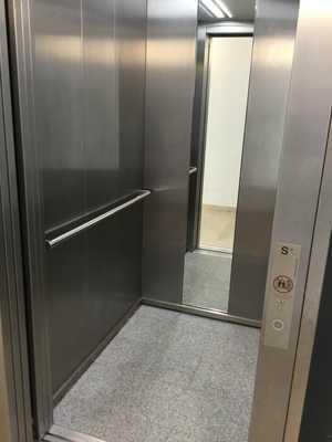 der Einstieg: 200 cm Tiefe der Bewegungsfläche vor der Einstieg: 200 cm Lichte Durchgangsbreite der Aufzugtür: 90 cm