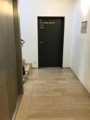 1. OG: Weg zwischen Treppenhaus/Aufzug und Tür zum Flur zum Seminarraum "Chet Baker Saal" 1.