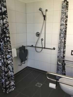 Bewegungsfläche von 150 x 185 cm möglich ist. Sanitärraum EG: Badezimmer zu Zimmer Nr. 0.
