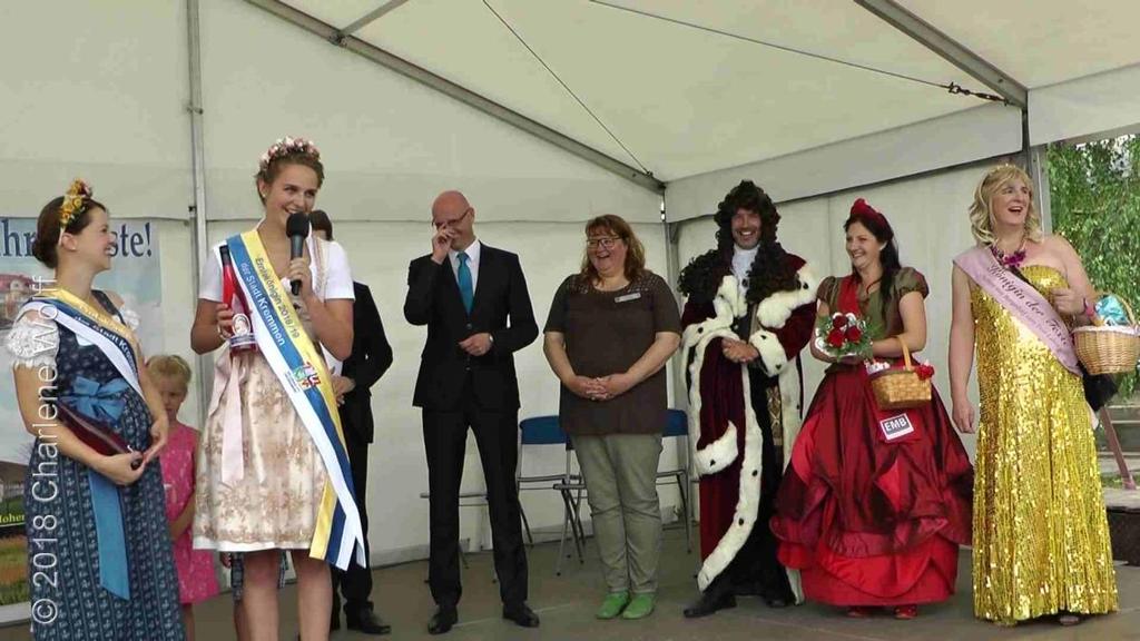 Auf einer Bühne wurden wir begrüßt und vorgestellt. Die Erntekönigin Anja war anwesend, der Bürgermeister und natürlich Leute vom Spargelhof und der Touristeninformation.