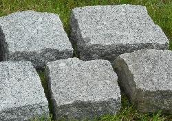 1 to/big Bag TK1b Salz+Pfeffer = ca 5,00m² (Einweg-Big Bag EXTRA 6,00) KPS2 9x9x9cm To Granit Kleinpflaster 1,45to/Kiste gesägt/gestockt = ca 8,00m² KPS2 9x9x9cm To Granit Kleinpflaster 1,50to/Kiste