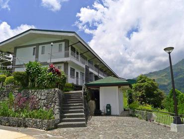 Banaue Hotel Das Hotel befindet sich in einzigartiger Lage, 4.000m über dem Meeresspiegel und umgeben von den Banaue Reisterrassen. Die Terrassen sind UNESCO-Weltkulturerbe und wurden vor über 2.