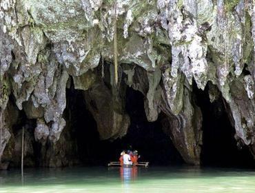 17. Tag: Unterirdischer Fluss und Nationalpark Heute erleben wir noch einmal ein Highlight dieser Reise, eine Bootsfahrt im Puerto Princesa Subterranean River National Park durch spektakuläre