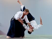 Aikido Mittwoch 13.30 14.30 Gut zu wissen... Sporthalle Silke Makowski Aikido ist die Kunst sich und andere beschützen zu können.