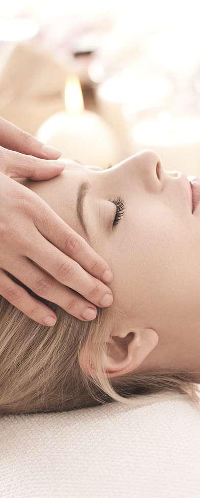 Klassische Massage mit Trehs Latschenöl Durch verschiedene Massagegriffe werden Verspannungen der Muskulatur gelockert, Verklebungen der Faszien gelöst und das allgemeine Wohlbefinden