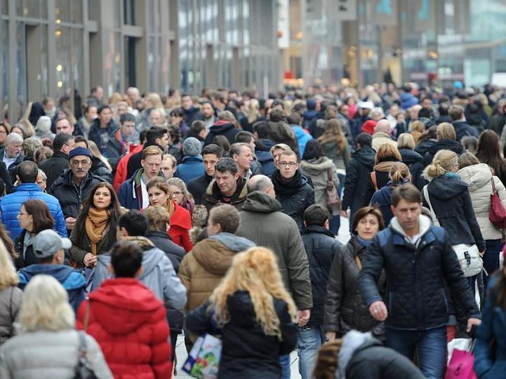 Bevölkerungsentwicklung in Hessen Hessens Bevölkerung wächst und wächst Statistisch wächst Frankfurt derzeit um 36 Menschen pro Tag. Jeden Monat kommen rund 1100 neue Frankfurter [ ] hinzu.
